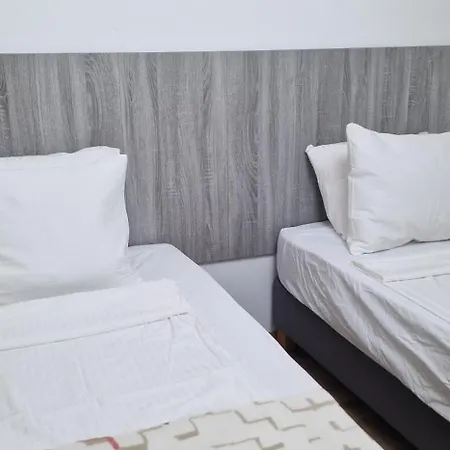 White Flat - Skyview Duplex דירה