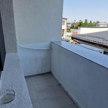 White Flat - Skyview Duplex Apartment