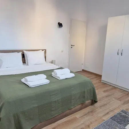 White Flat - Skyview Duplex Apartment