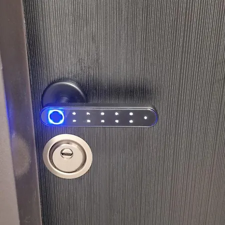 White Flat - Skyview Duplex Apartment