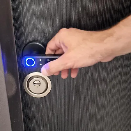 White Flat - Skyview Duplex Apartment