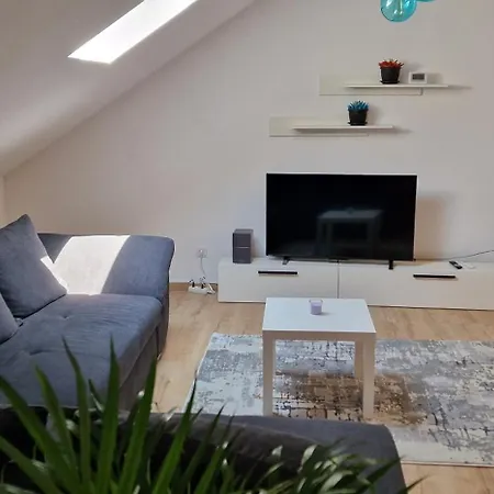 White Flat - Skyview Duplex Apartment *