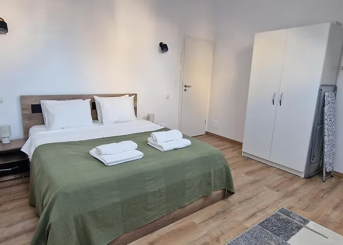 White Flat - Skyview Duplex Apartment