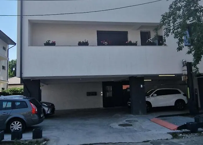 Apartment White Flat - Skyview Duplex *