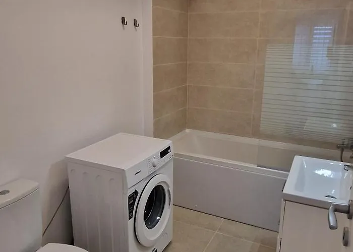 White Flat - Skyview Duplex Apartment