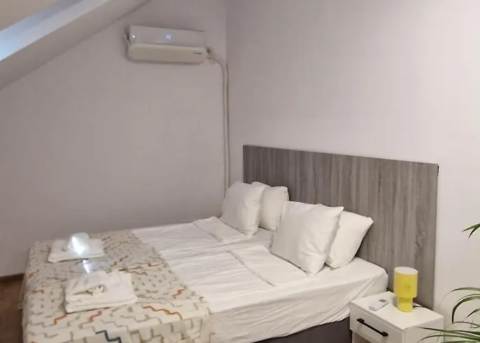 White Flat - Skyview Duplex Apartment *