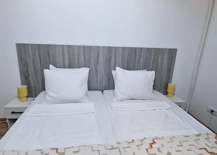 White Flat - Skyview Duplex Apartment *