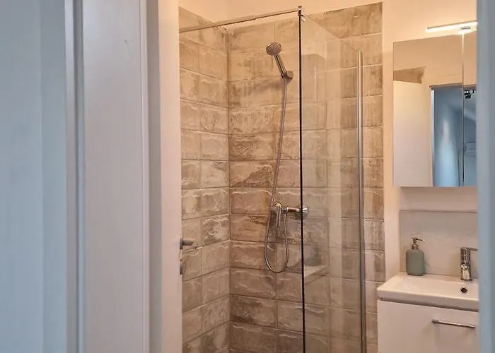 White Flat - Skyview Duplex Apartment *