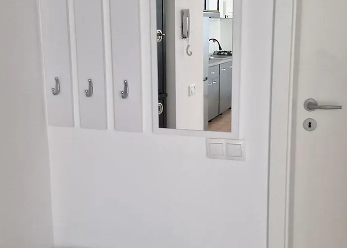 White Flat - Skyview Duplex Apartment *