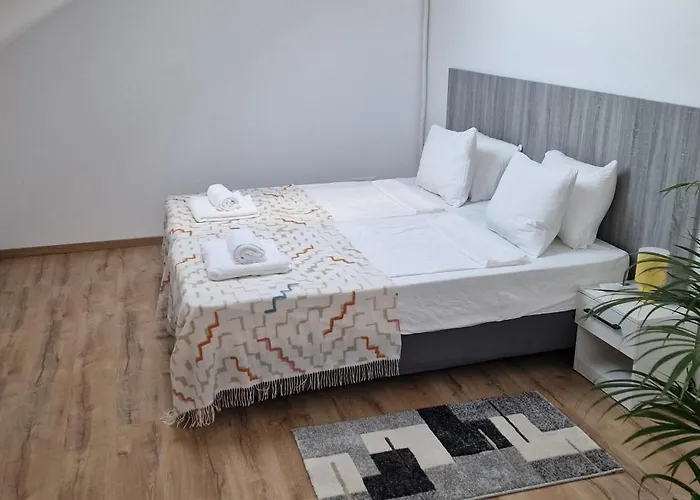 White Flat - Skyview Duplex Apartment *