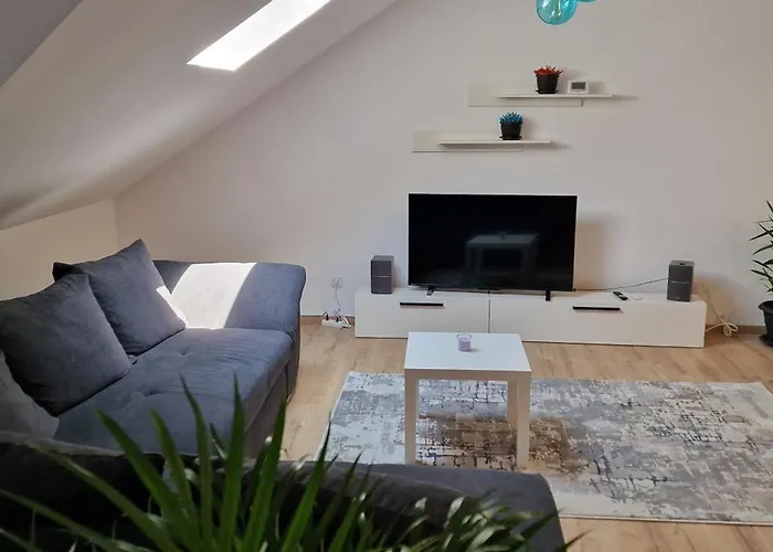 White Flat - Skyview Duplex Apartment *