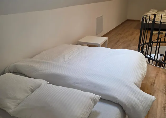 White Flat - Skyview Duplex Apartment